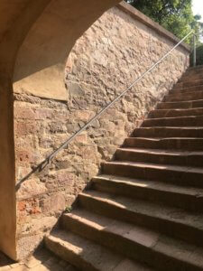 Stufen zum Gewölbegang unterhalb der Orangerie