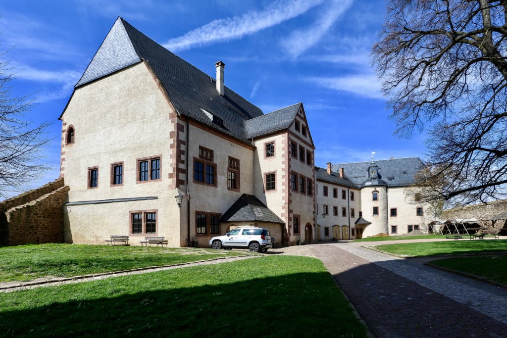 Blick in den Innenhof der Oberburg mit Herrenhaus, Zwischenbau und Pagenhaus (von links nach rechts)