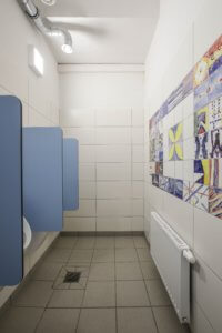 WC-Anlagen mit selbstgestalteten Fliesen der Waldorfschüler